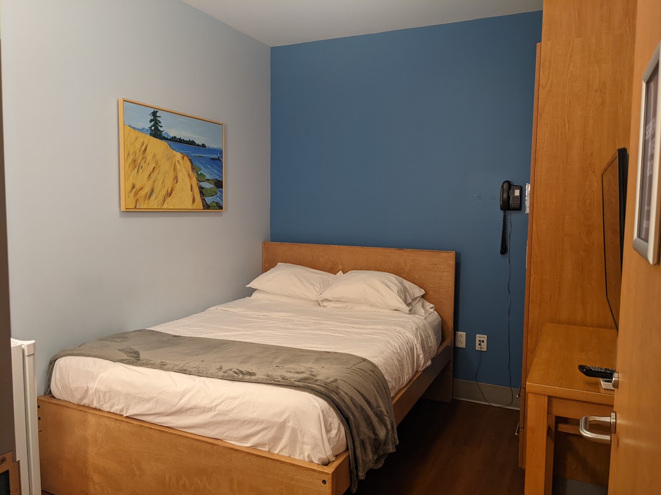 https://ronaldmcdonaldhousebcy.ca/wp-content/uploads/2023/11/Room-3-Bedroom.jpg