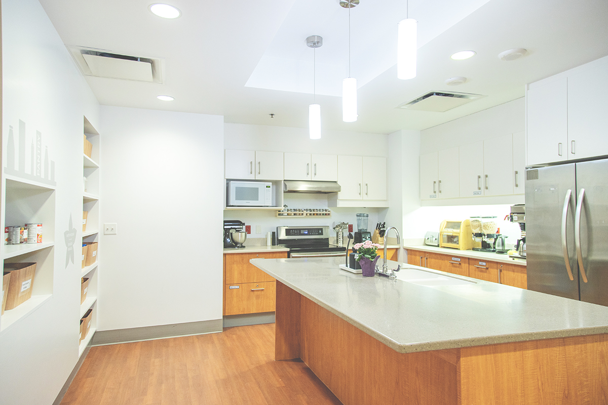 https://ronaldmcdonaldhousebcy.ca/wp-content/uploads/2025/10/Surrey-Family-Room-2025-Kitchen_Website.jpg
