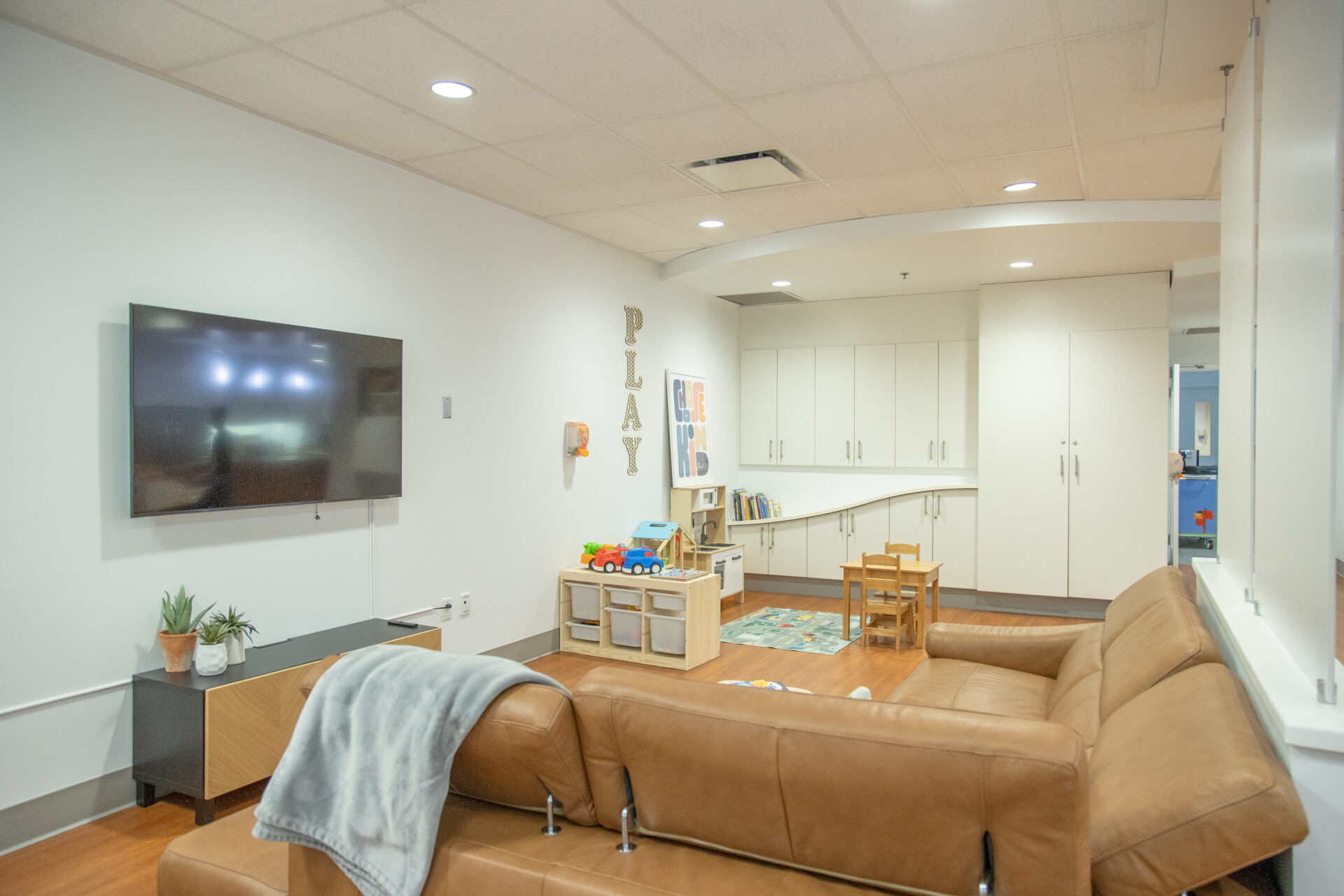 https://ronaldmcdonaldhousebcy.ca/wp-content/uploads/2025/10/Surrey-Family-Room-2025-Living-Room_Play-1.jpg